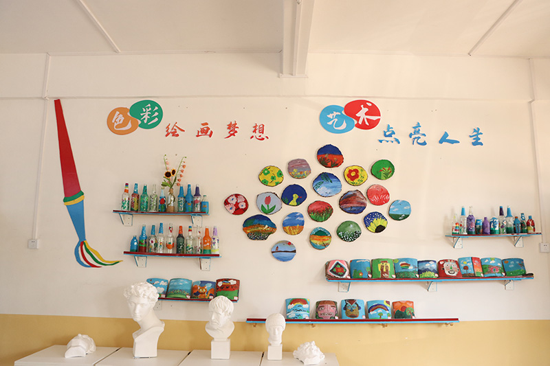 新榮小學(xué)美術(shù)教室一隅。黃紫玥攝