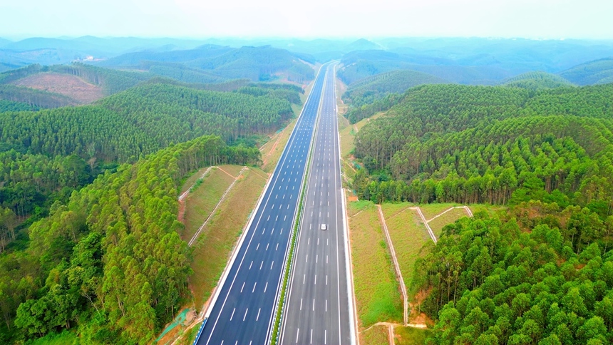 即將建成通車的南橫高速。廣西高速公路發(fā)展中心供圖