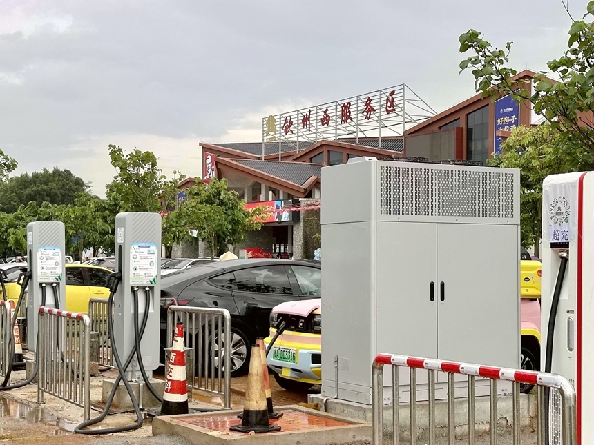 欽州西服務區(qū)超級充電站。李杰攝