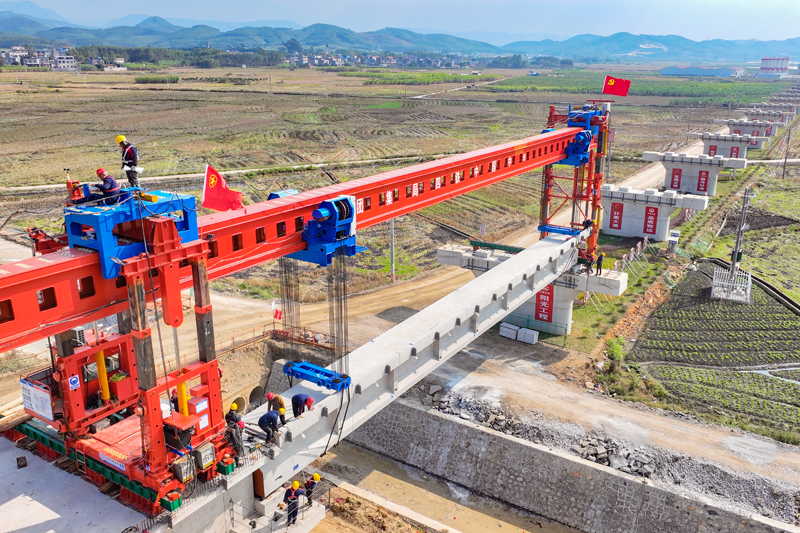 技術(shù)人員檢查架設(shè)情況。王威攝