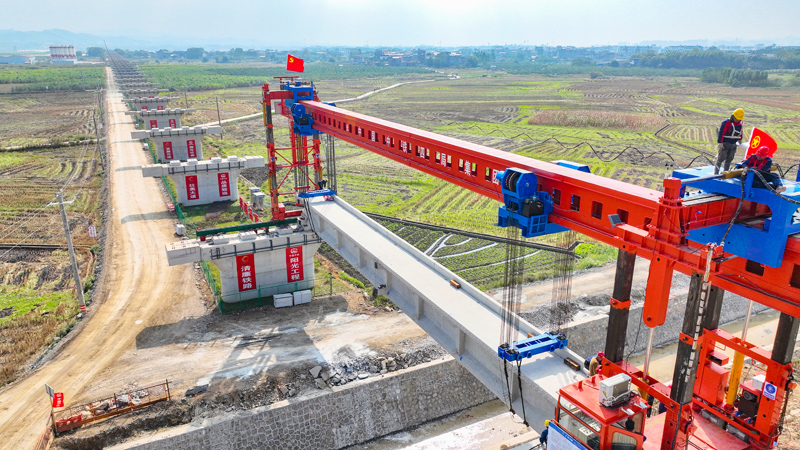 T梁穩(wěn)穩(wěn)架設(shè)在橋墩上。王威攝