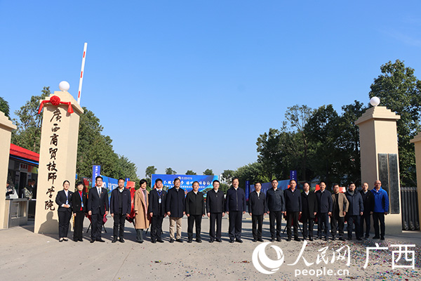 活動(dòng)合影。人民網(wǎng)記者 黃子婧