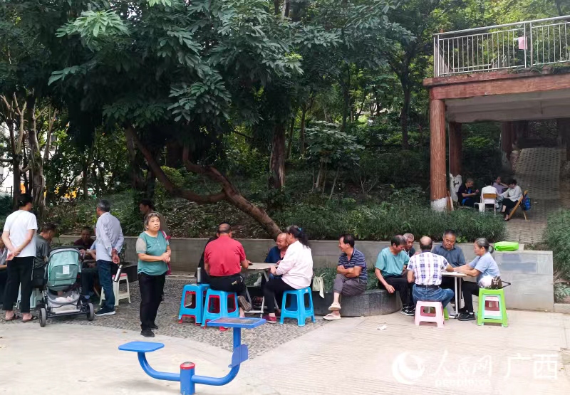 “家門口”的小公園是居民休閑的好去處。人民網(wǎng) 何寧攝