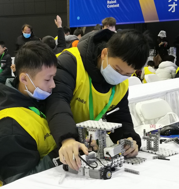 黃羿杰、陸華滸在比賽中。右江區(qū)委宣傳部供圖