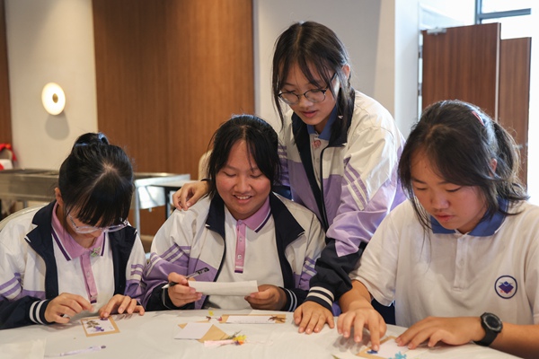 制作植物書(shū)簽。右江區(qū)委宣傳部供圖