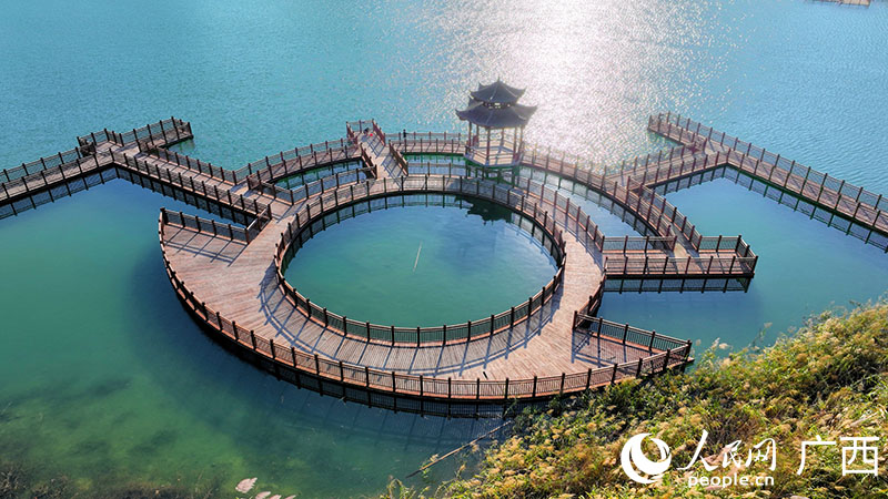 暖陽照耀下的東蘭坡豪湖濕地公園。人民網(wǎng) 付華周攝