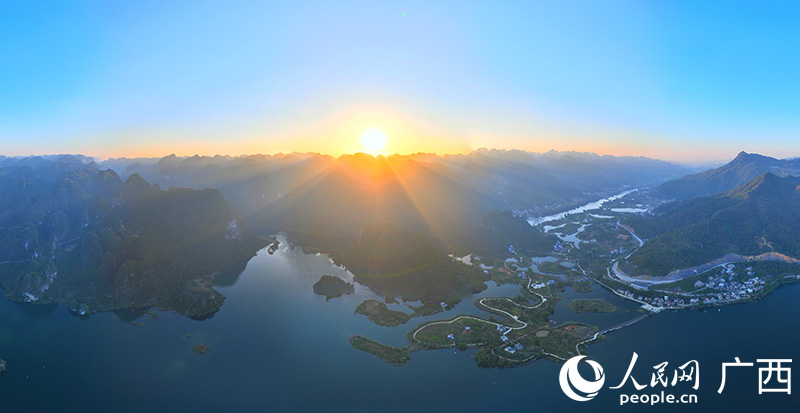 夕陽照耀下的東蘭坡豪湖國家濕地公園。人民網(wǎng) 付華周攝