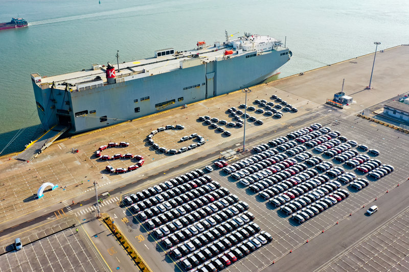 柳州產(chǎn)汽車準備登船出海。上汽通用五菱供圖
