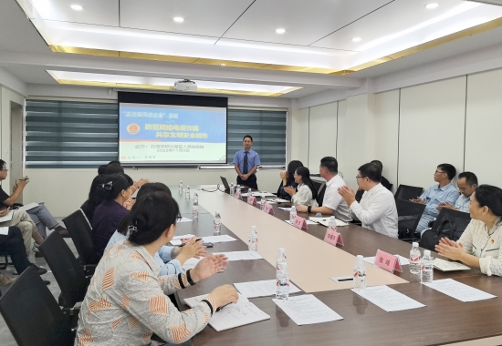 2023年11月8日，鐵山港區(qū)檢察院走進企業(yè)開展反詐宣傳，織牢企業(yè)職工“防騙網(wǎng)”。