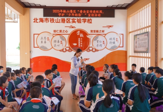 2023年5月30日，鐵山港區(qū)委政法委帶隊先后走進南康鎮(zhèn)居塘小學(xué)、大塘小學(xué)和鐵山港區(qū)實驗學(xué)校開展“共建平安校園 攜法一路‘童’行”警示教育宣傳活動。