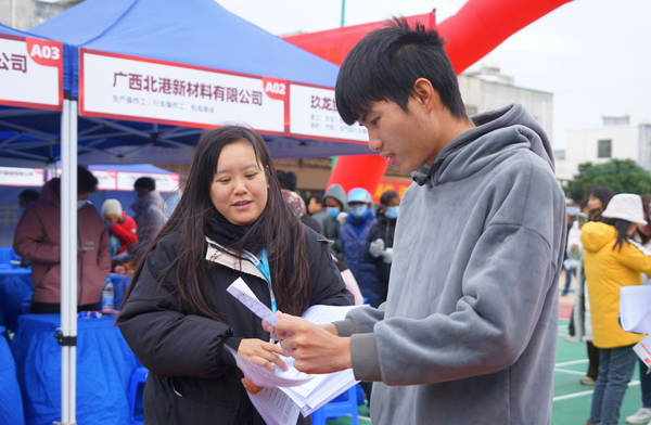 工作人員向求職者介紹崗位信息