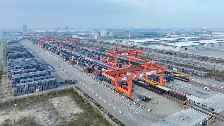 智能化龍門吊正在為鐵海聯(lián)運(yùn)班列吊裝集裝箱。秦瀚新攝