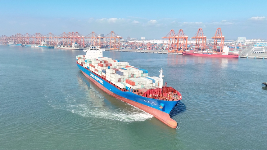 滿載集裝箱的貨輪正從欽州港一號泊位駛出。秦瀚新攝