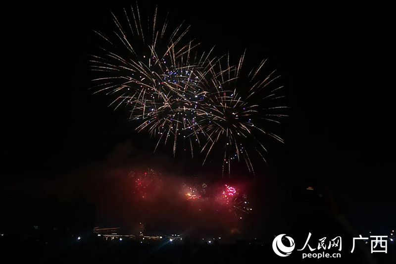 跨年煙花秀。人民網(wǎng)記者 覃心攝