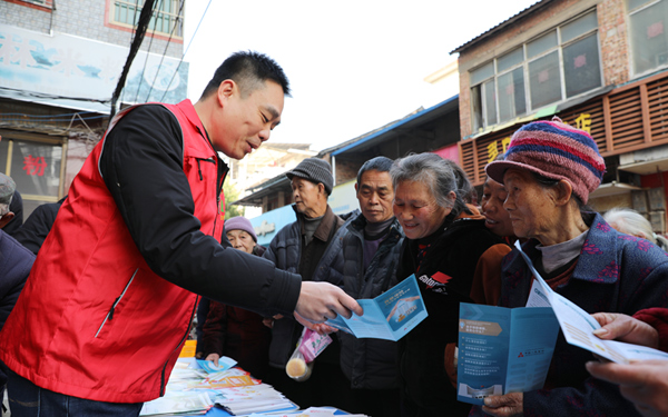 工作人員向群眾講解存款保險金融知識。梁麗娜攝