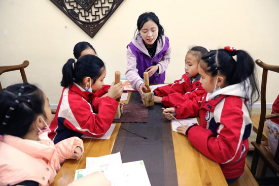 生態(tài)研學立足于生態(tài)柳州，以“茶”文化和“水文化”為核心，開發(fā)了“侗鄉(xiāng)傳情，侗茶傳禮”“百里水源--我們的柳江”等課程。黃貴鵬 攝