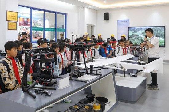 工業(yè)研學立足工業(yè)柳州，開發(fā)了無人機、新能源汽車等研學課程。陳慧 攝