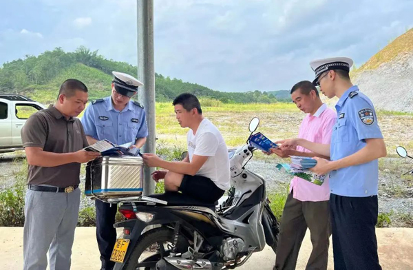 法治宣傳進社區(qū)活動。崇左市公安局供圖