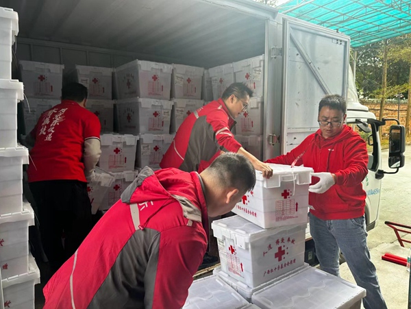 工作人員搬運(yùn)溫暖箱。陳藝丹攝