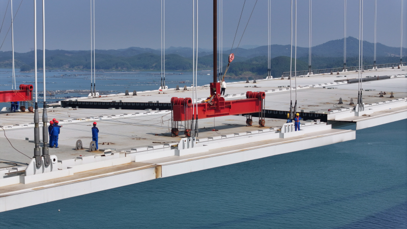 龍門(mén)大橋主航道橋合龍段吊裝施工過(guò)程。廣西交通投資集團(tuán)供圖