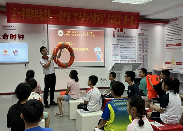 裴源廷在公益培訓活動上進行講解