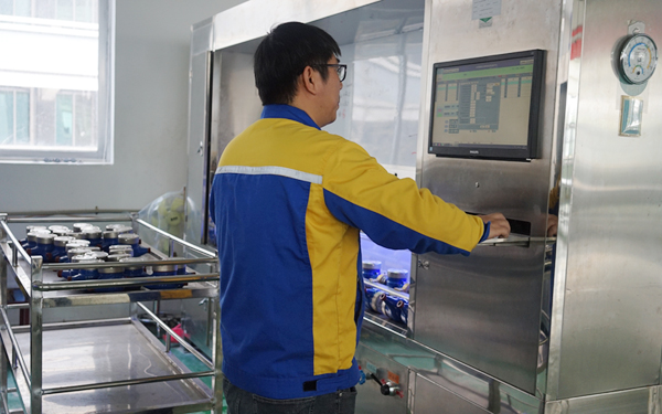 工作人員在用智能儀器檢測水表質(zhì)量。古欣然攝