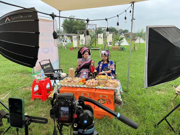 直播帶貨三黃雞品牌農(nóng)產(chǎn)品。玉州區(qū)融媒體中心供圖