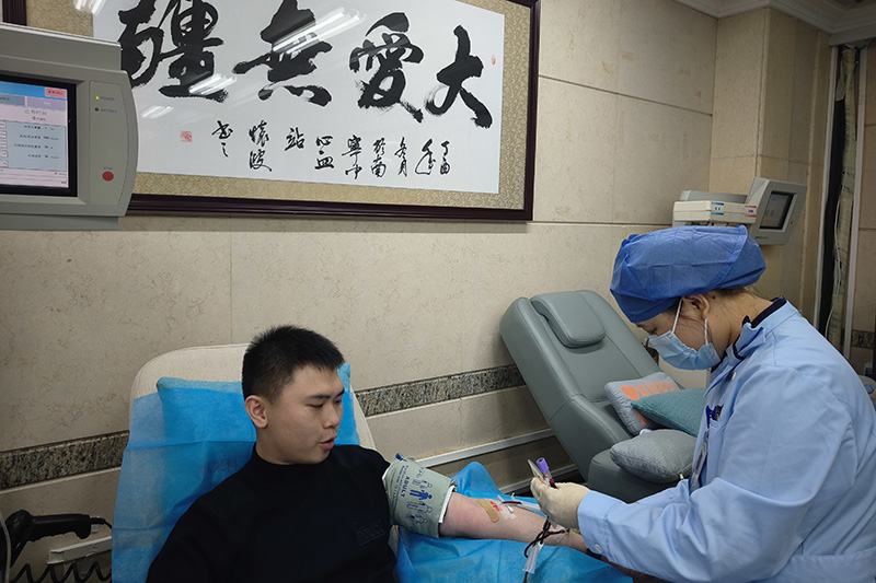 覃天虹在獻(xiàn)血。孫赟飛攝