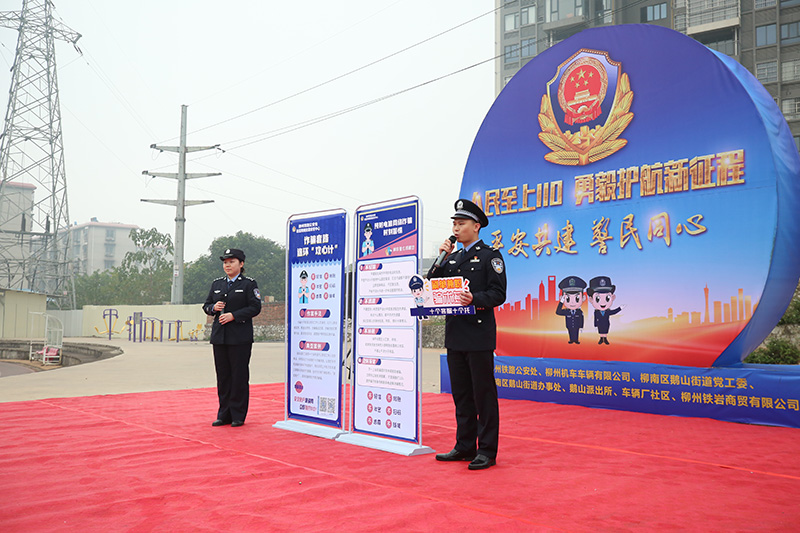 覃天虹（右一）和同事開展反詐騙宣傳。李童攝