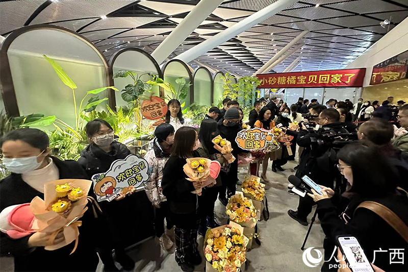 接機(jī)現(xiàn)場(chǎng)。人民網(wǎng) 雷琦竣攝