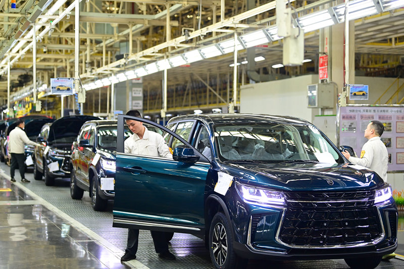 在東風(fēng)柳汽乘用車基地總裝車間，工人檢查即將下線的汽車。黃蕊攝