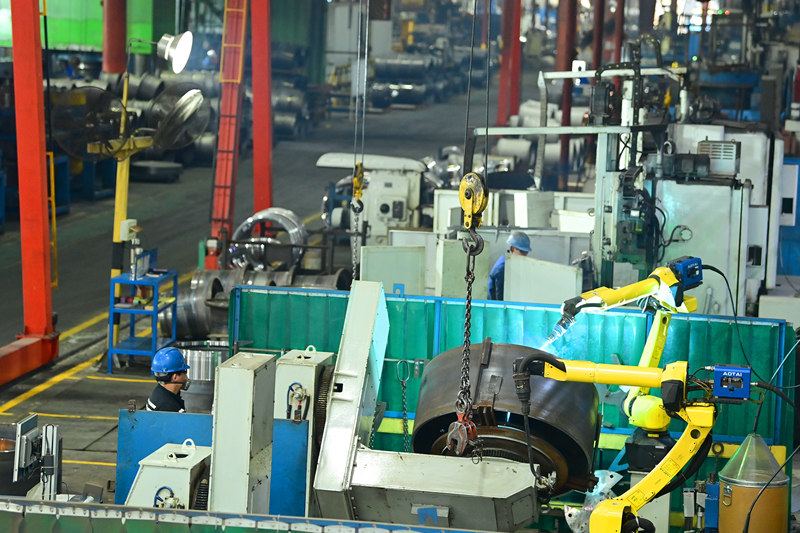 廣西泰坦宇翔鋼圈股份公司，非機動道路移動機械車輪鋼圈生產(chǎn)格外火熱。黃蕊攝