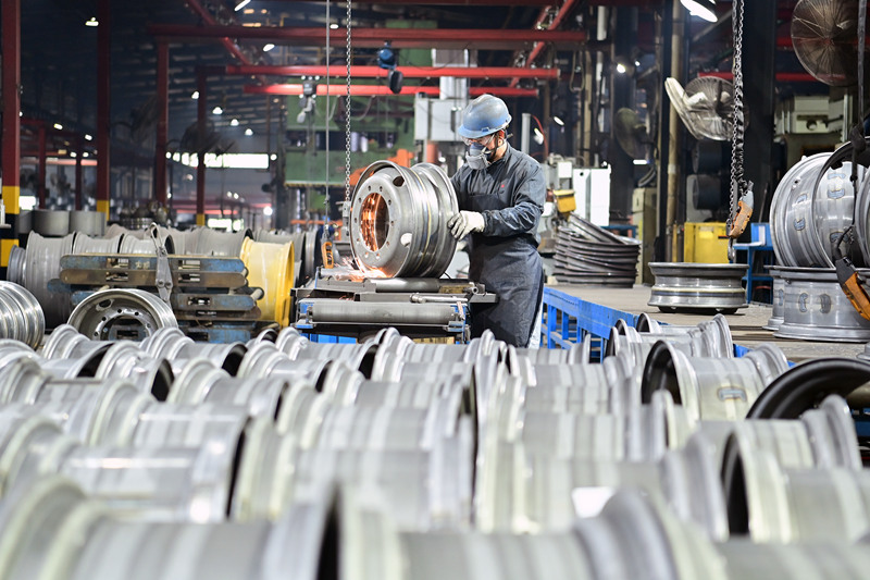 工人在檢測車輪鋼圈。黃蕊攝