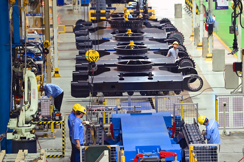 柳工大型挖掘機裝配生產(chǎn)線，工人正在組裝出口設(shè)備底盤。黃蕊攝.jpg