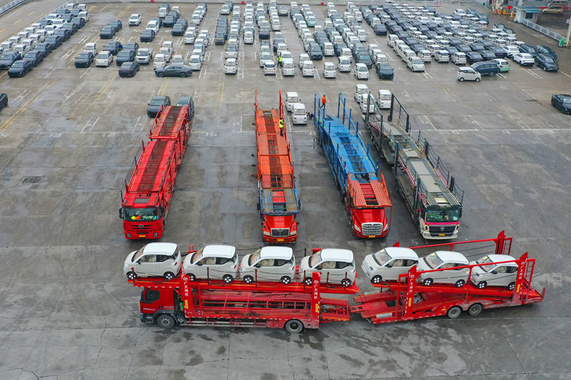 在柳東新區(qū)一家汽車物流公司，裝運的柳產(chǎn)車輛即將發(fā)往外地。黃蕊攝