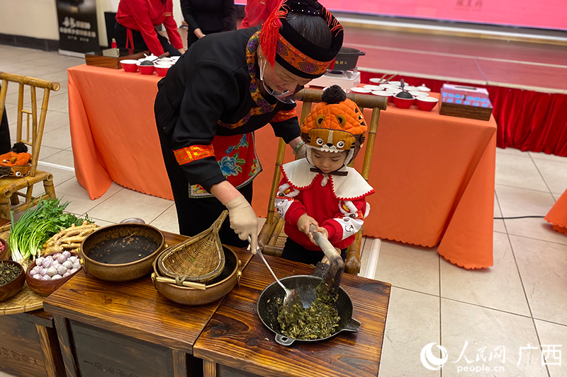 來自東北的小游客體驗打油茶。人民網(wǎng) 馮肖慧攝