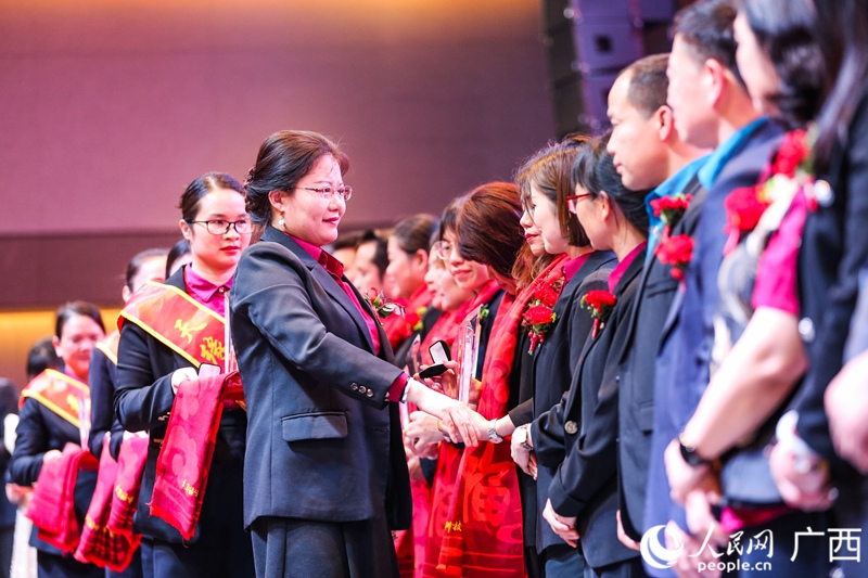 優(yōu)秀員工表彰。人民網(wǎng)記者 覃心攝