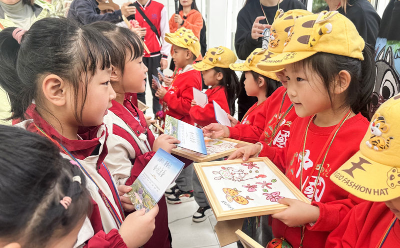 兩地小朋友互換禮物。石峰攝