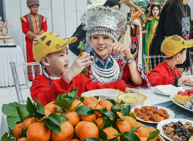 “小東北虎”品嘗廣西特色水果百家宴。石峰攝