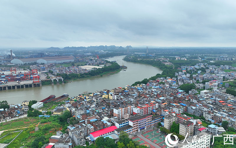 位于貴港郁江南岸的航運(yùn)社區(qū)是廣西最大、船民最集中的社區(qū)之一。人民網(wǎng) 付華周攝
