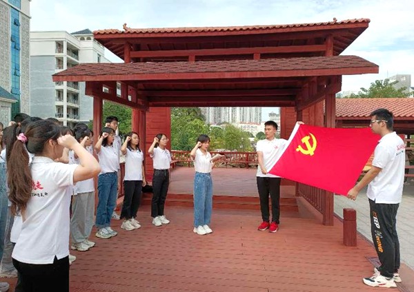 支部開展重溫入黨誓詞主題黨日活動(dòng)。韋大川攝