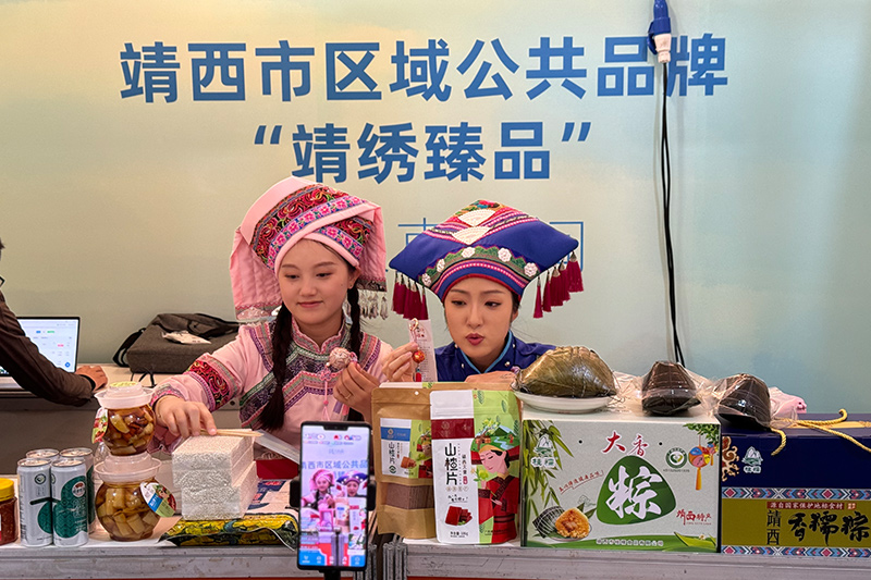 主播線上推介靖西特色產(chǎn)品。朱玨攝