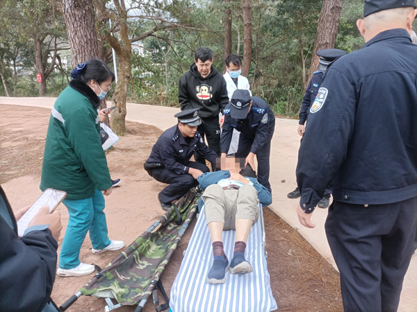 安全將傷者轉(zhuǎn)移至醫(yī)護(hù)人員