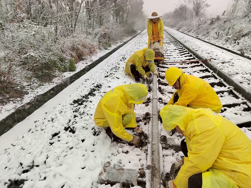 東安線路車間井頭圩線路工區(qū)現(xiàn)場作業(yè)場景。高雪元攝