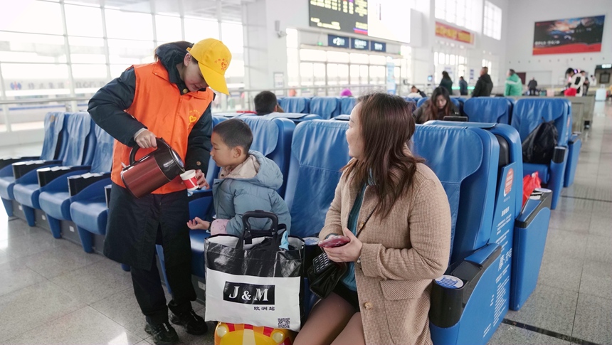 針對雨雪低溫天氣，桂林車務(wù)段做好熱水供應(yīng)，確保旅客溫馨出行。盧穗萍攝