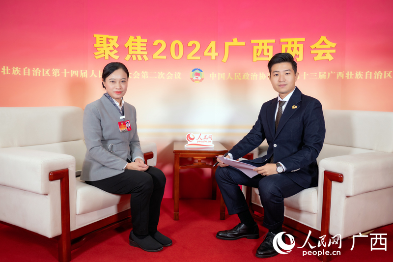 韋朝暉委員（左）接受專訪。人民網(wǎng)記者 嚴(yán)立政攝