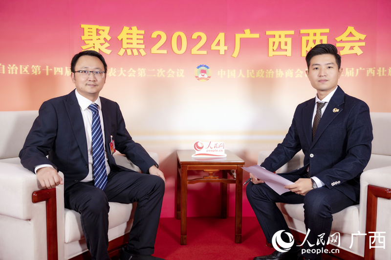 姚若軍委員（左）接受訪談。人民網(wǎng)記者 嚴(yán)立政攝