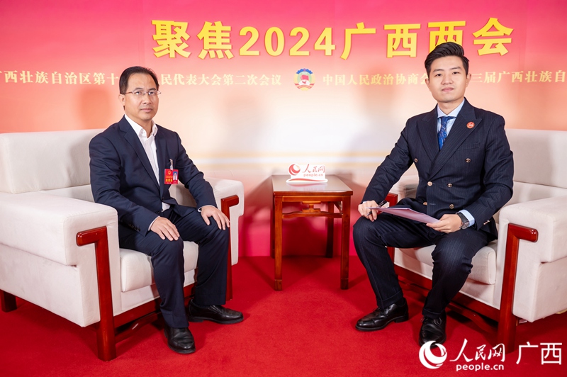 吳國(guó)軍代表（左）接受專訪。人民網(wǎng)記者 嚴(yán)立政攝