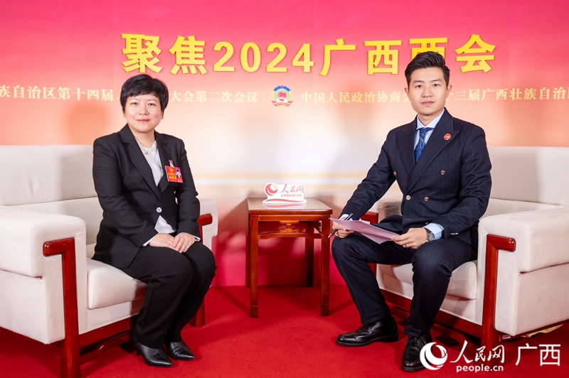 梁紅代表（左）接受專訪。人民網(wǎng)記者 嚴(yán)立政攝