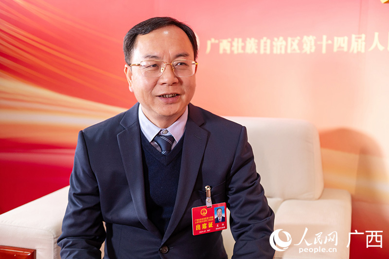 藍勝代表接受專訪。人民網(wǎng)記者 嚴立政攝